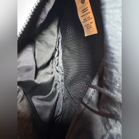 NWOT Lululemon Clean Lines Belt Bag Black 2L Unisex - Picture 9 of 9